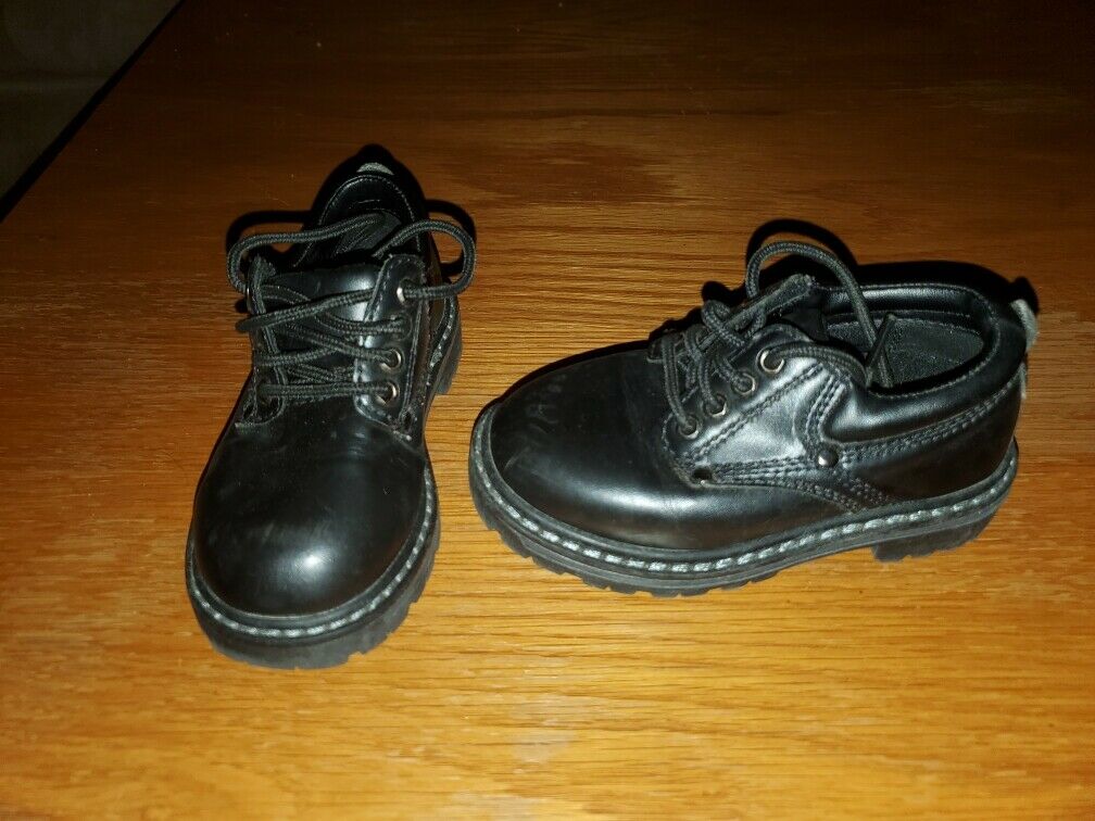 1 Pair of Toddler Boys Shoes Size 7 EUC