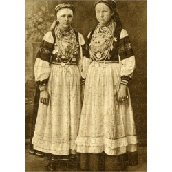 252 Piece Puzzle. Two young women in traditional dress, Republic