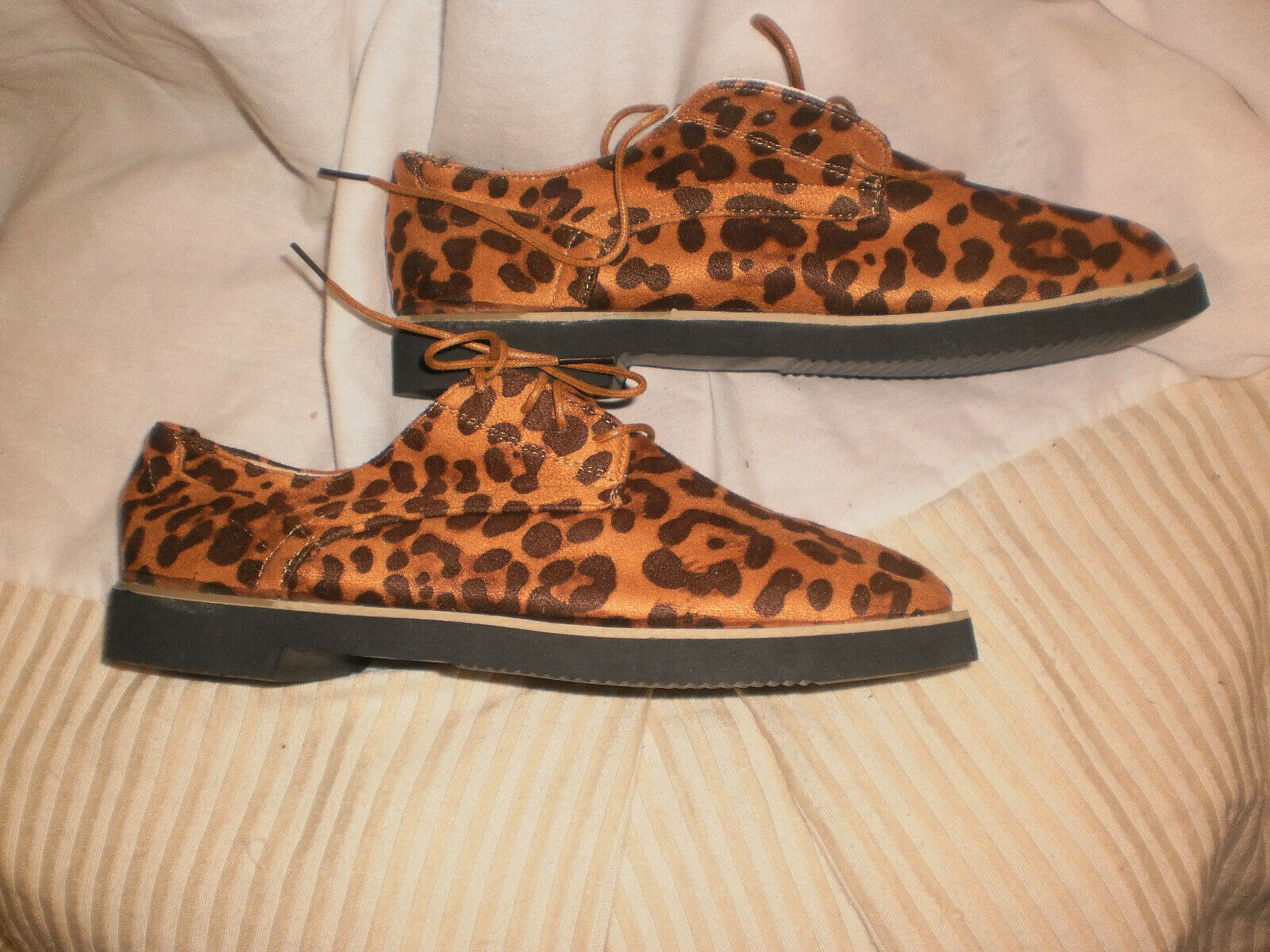 36* Deal Women Target Loafer Sz 10, 41 euro Walking shoe Leopard Lace up Tennie