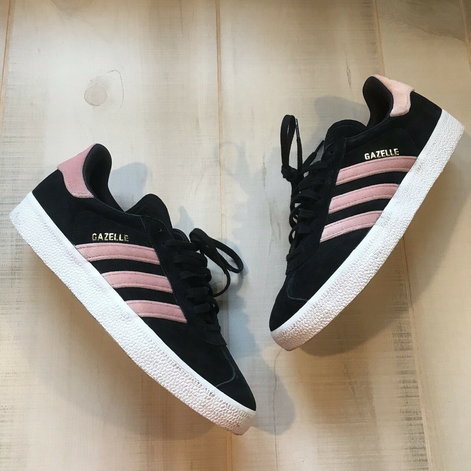 Adidas Gazelle Women’s Velvet Sneakers Tennis Shoes Black Pink 9.5 Women’s