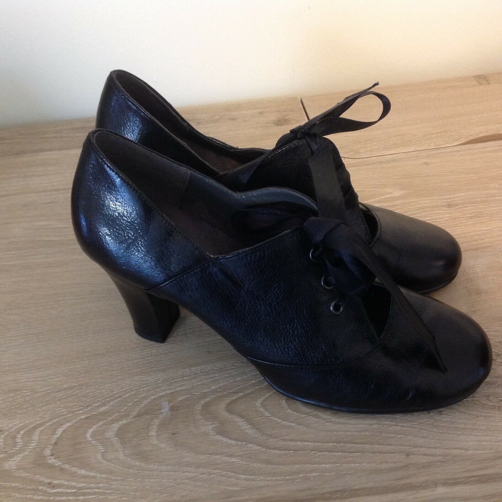 Aerosoles Minor Role Black Leather Vintage Style Heels Shoes Ribbon Lace Up 9M