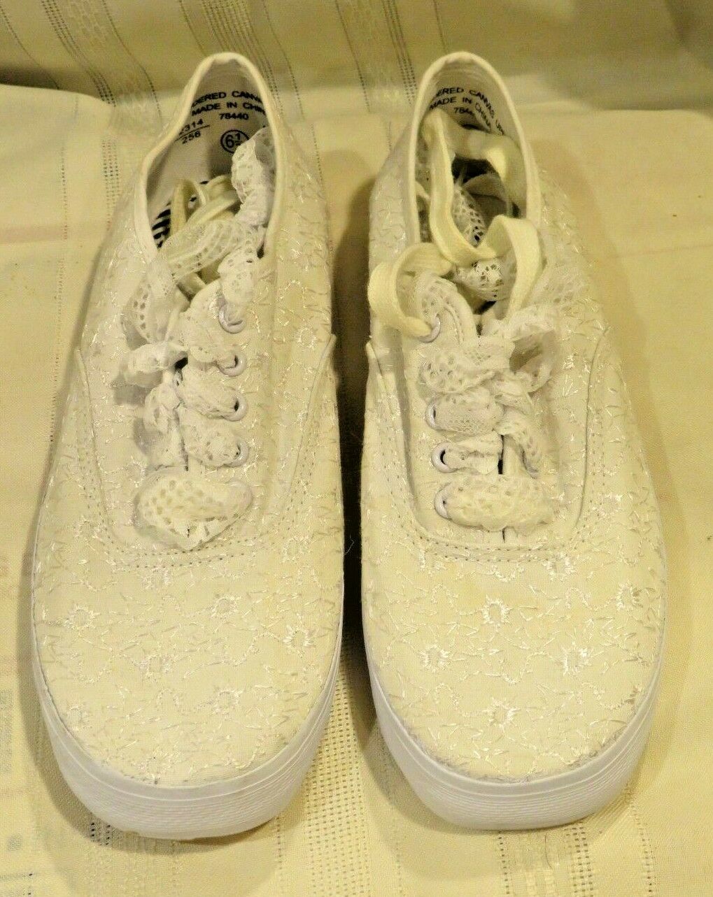 Balloon Shoes White Embroidered Sneakers w/ two sets of laces. 6 1/2