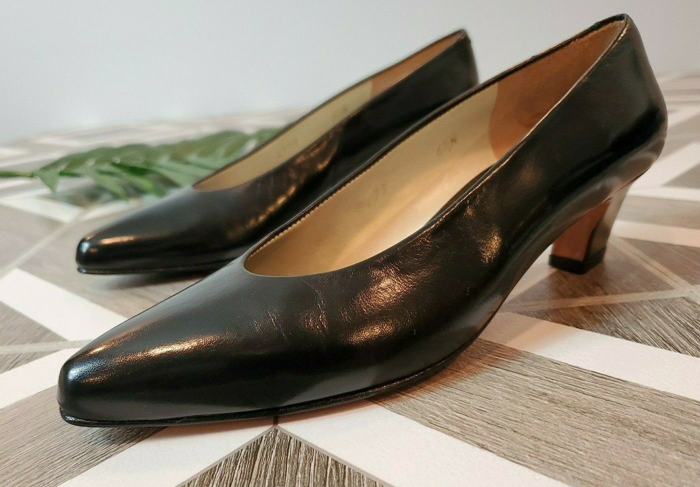 Evan Picone Women's Black Dress Shoes Heels Pumps Size 6.5 N Narrow Leather Low