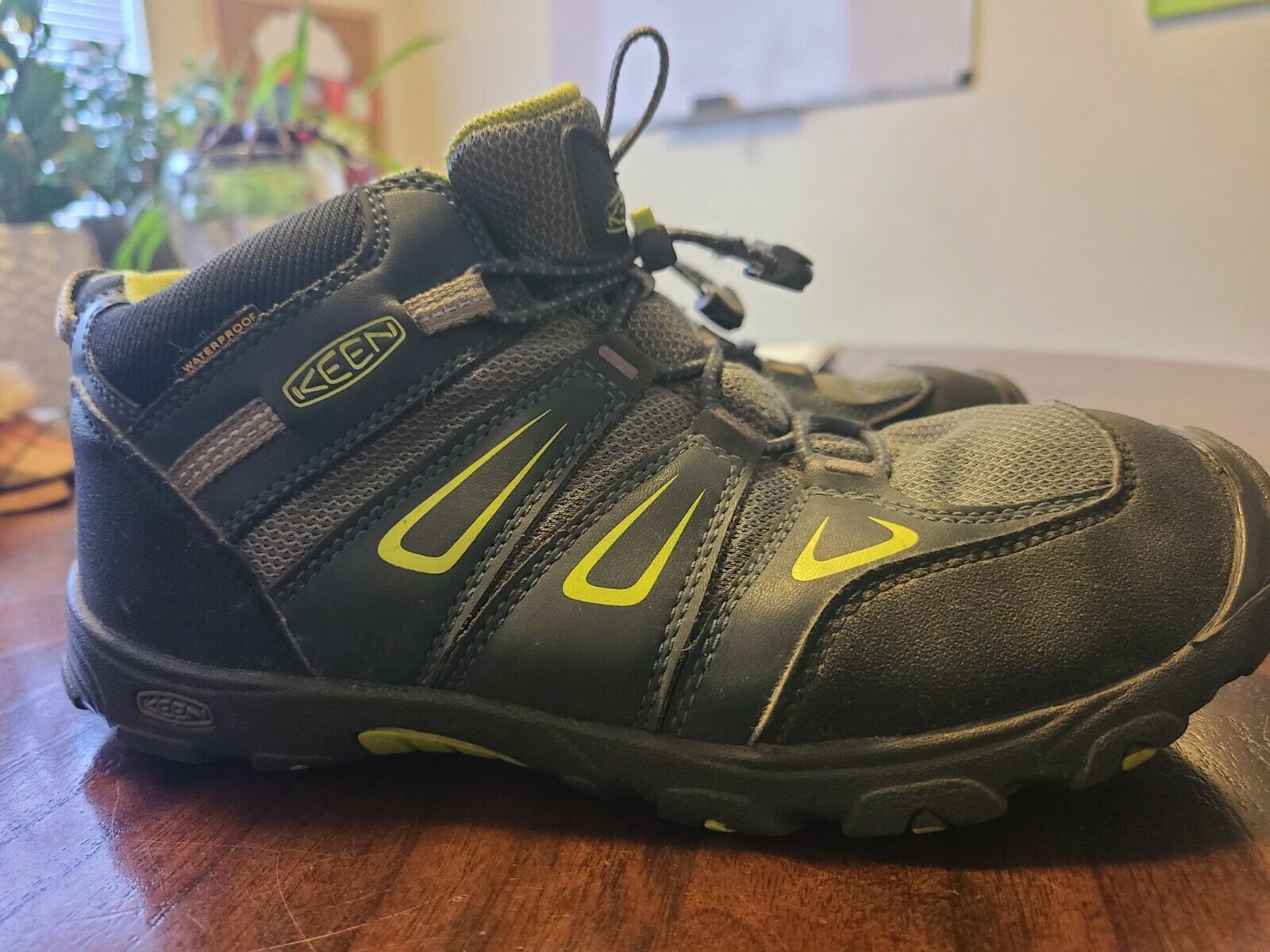 KEEN Oakridge Youth boys Size 6 Comfort Waterproof Ankle Hiking Boots 1015181