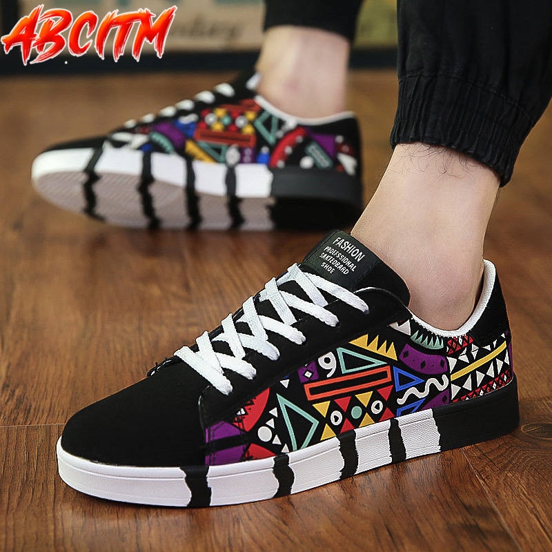 Light Soft Men's Spring Shoes Fashion Graffiti Man Canvas Sneakers Thick Bottom Male Sneakers Low Top Lace Up Men Casual Shoe X4