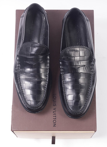 louisvuitton mensshoes blackloafers luxurymenswear (Photo: Menswear Market on Flickr)