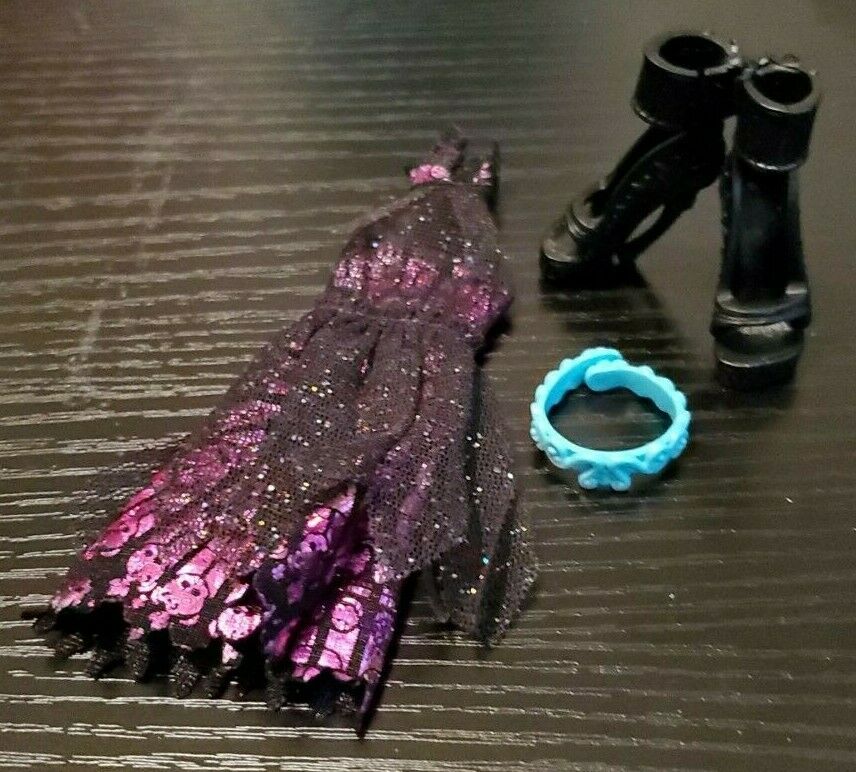 Monster High Rochelle Goyle Zombie Shake Dress, Shoes, and Belt
