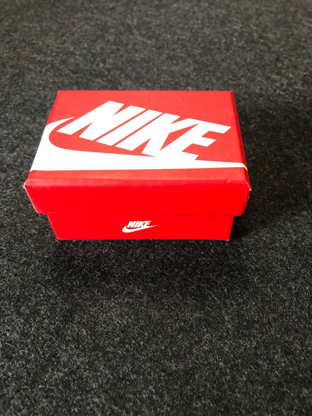 New Mini ~~NIKE ~ SHOEBOX ~~ for collectible sneaker shoes keychain RED