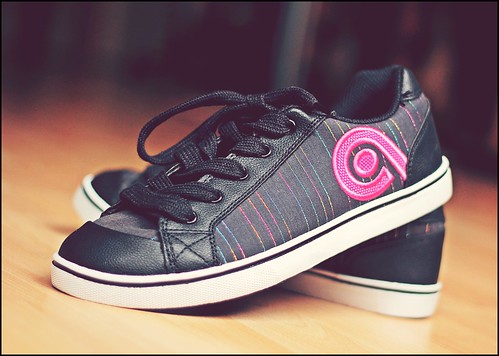 pink black canon 50mm shoes running skateboard 18 60d (Photo: Sue90ca MORE OFF THAN ON on Flickr)