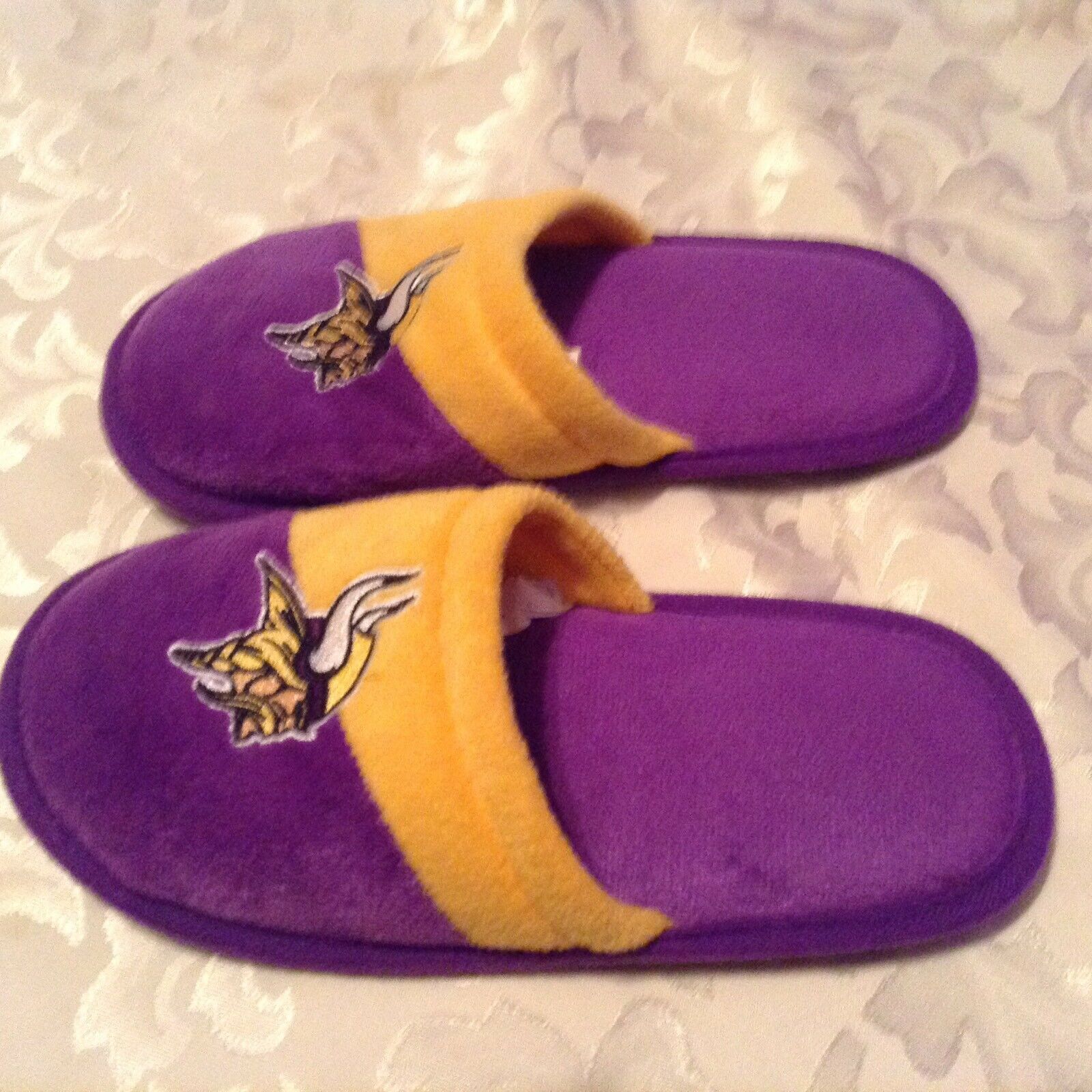 NFL Minnesota Vikings shoes Size youth 1 2 small plush house shoes slippers
