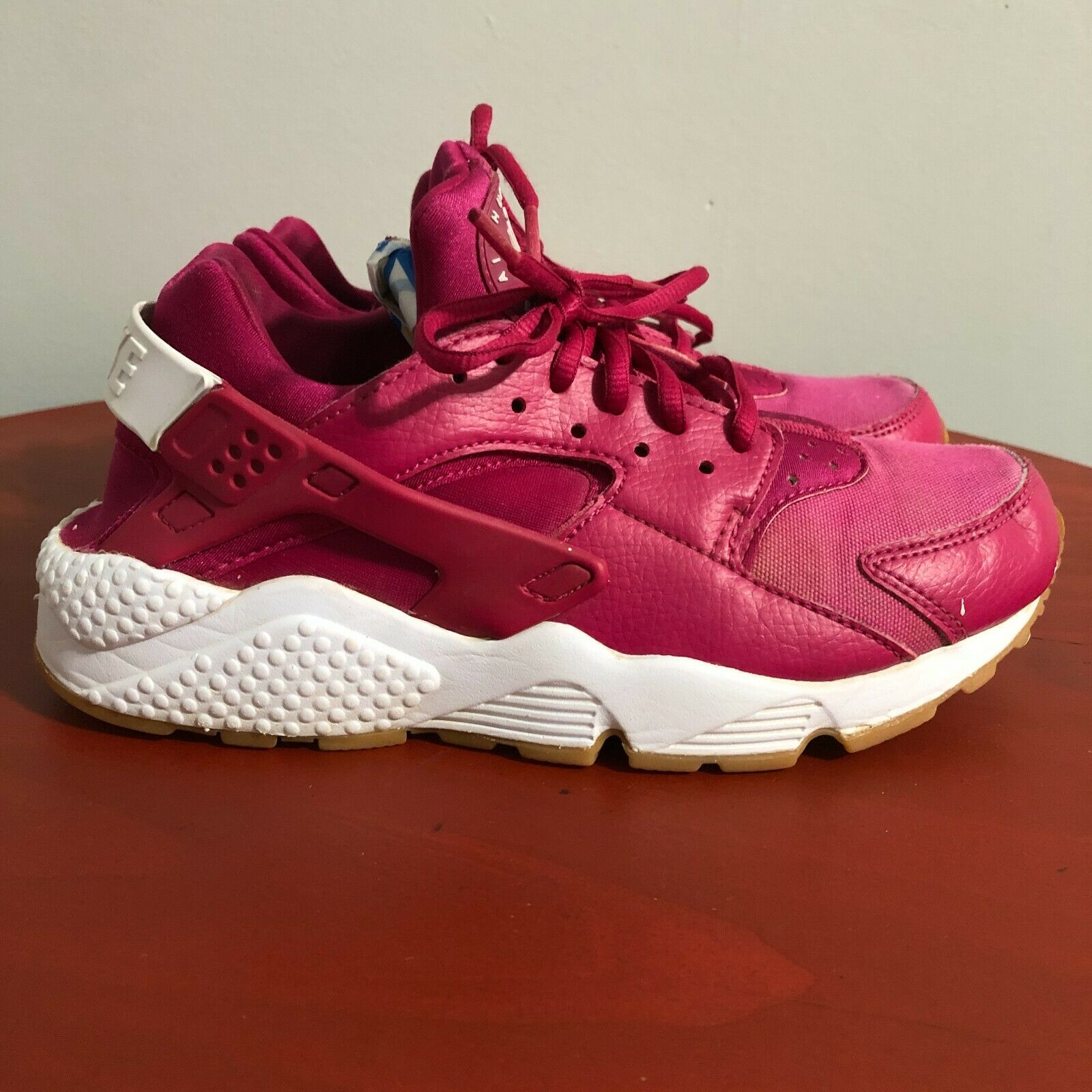 Nike Air Huarache Women's Size 7.5 Running Shoes Pink White Athletic Sneakers