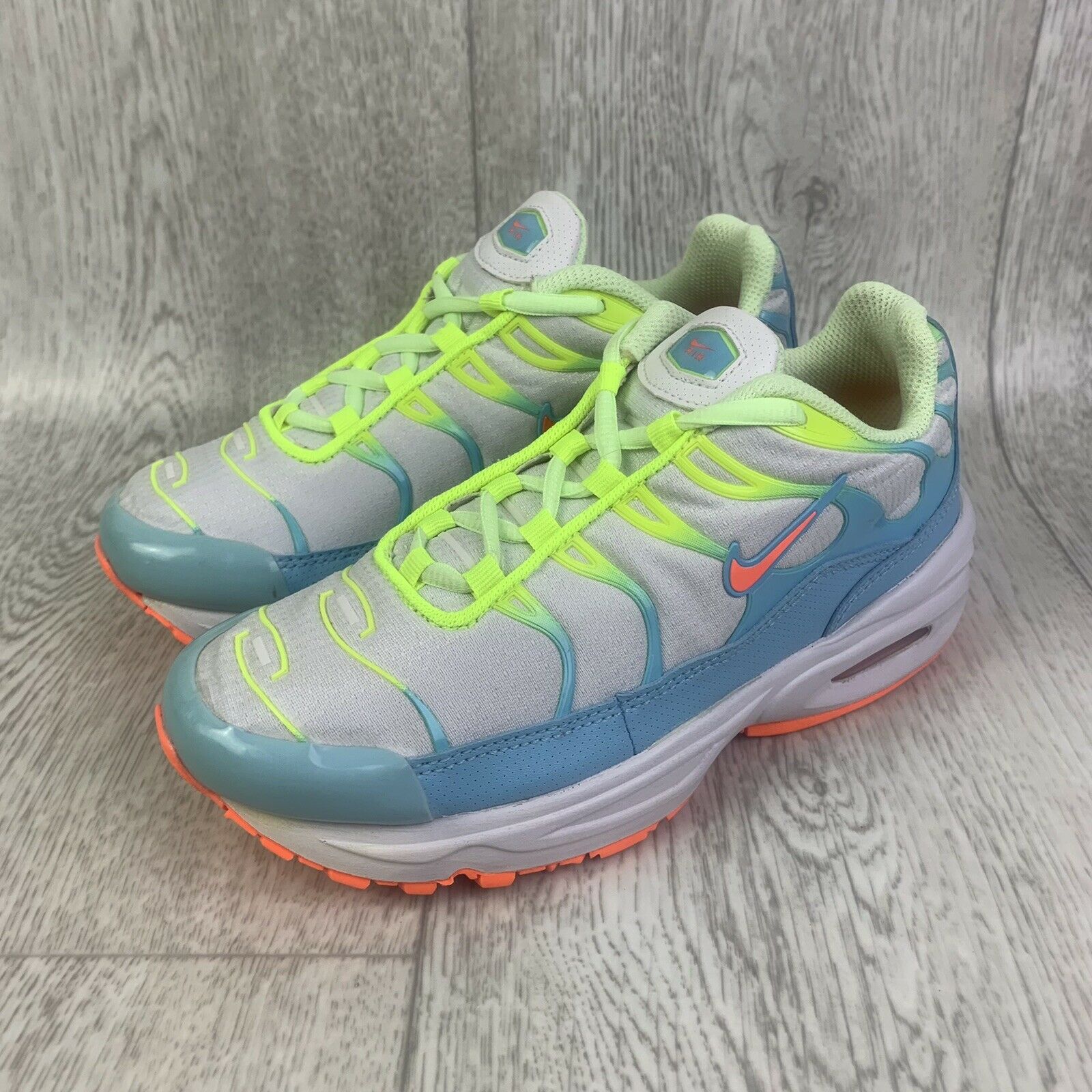 Nike Air Max White & Volt Youth Running Shoes Size 2Y Model CJ9933-400