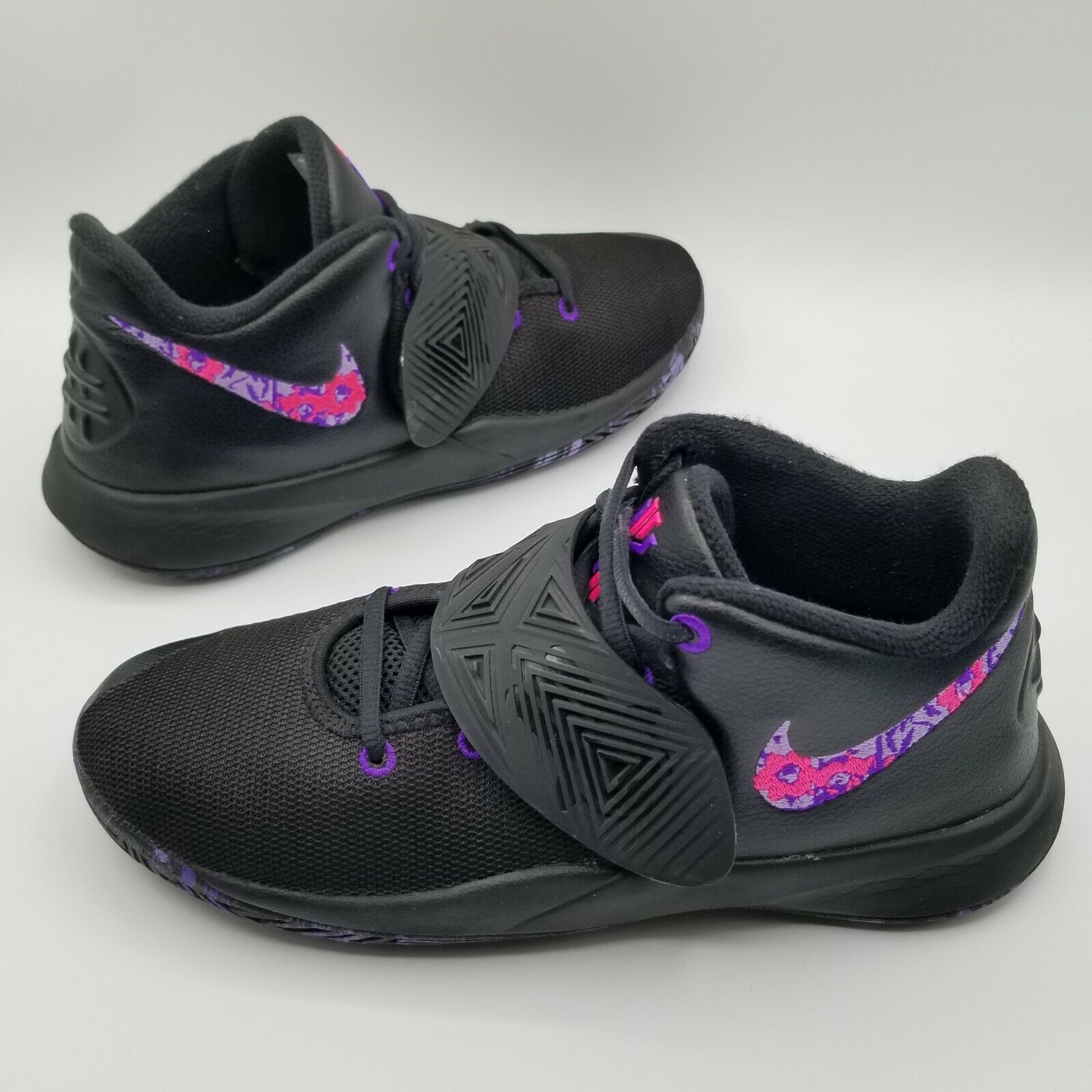 Nike Boys Kyrie Flytrap III Black Basketball Shoes Lace Up Sz 5.5Y Women's 7