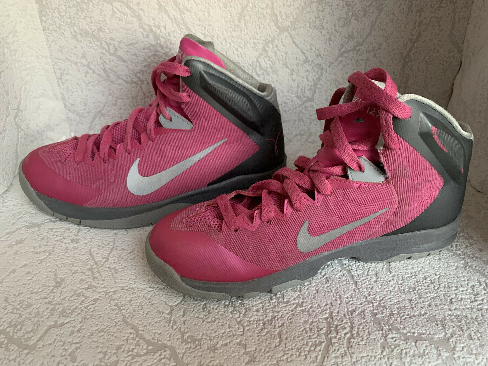 nike hyperquickness Size 5.5 Pink Gray Basketball Sneaker Girl Woman Shoes