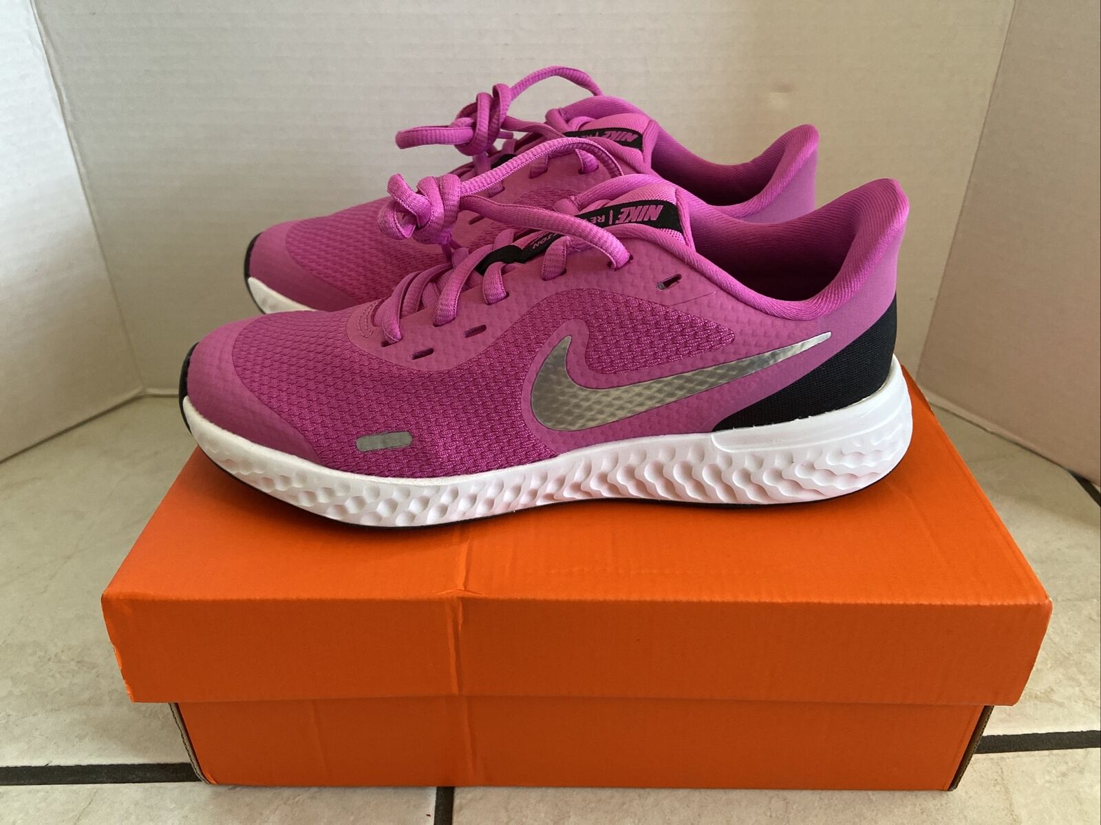 Nike Revolution 5 Girl's Shoes Size 4Y Fuchsia / Silver Size 4 *NEW* BQ5671 610