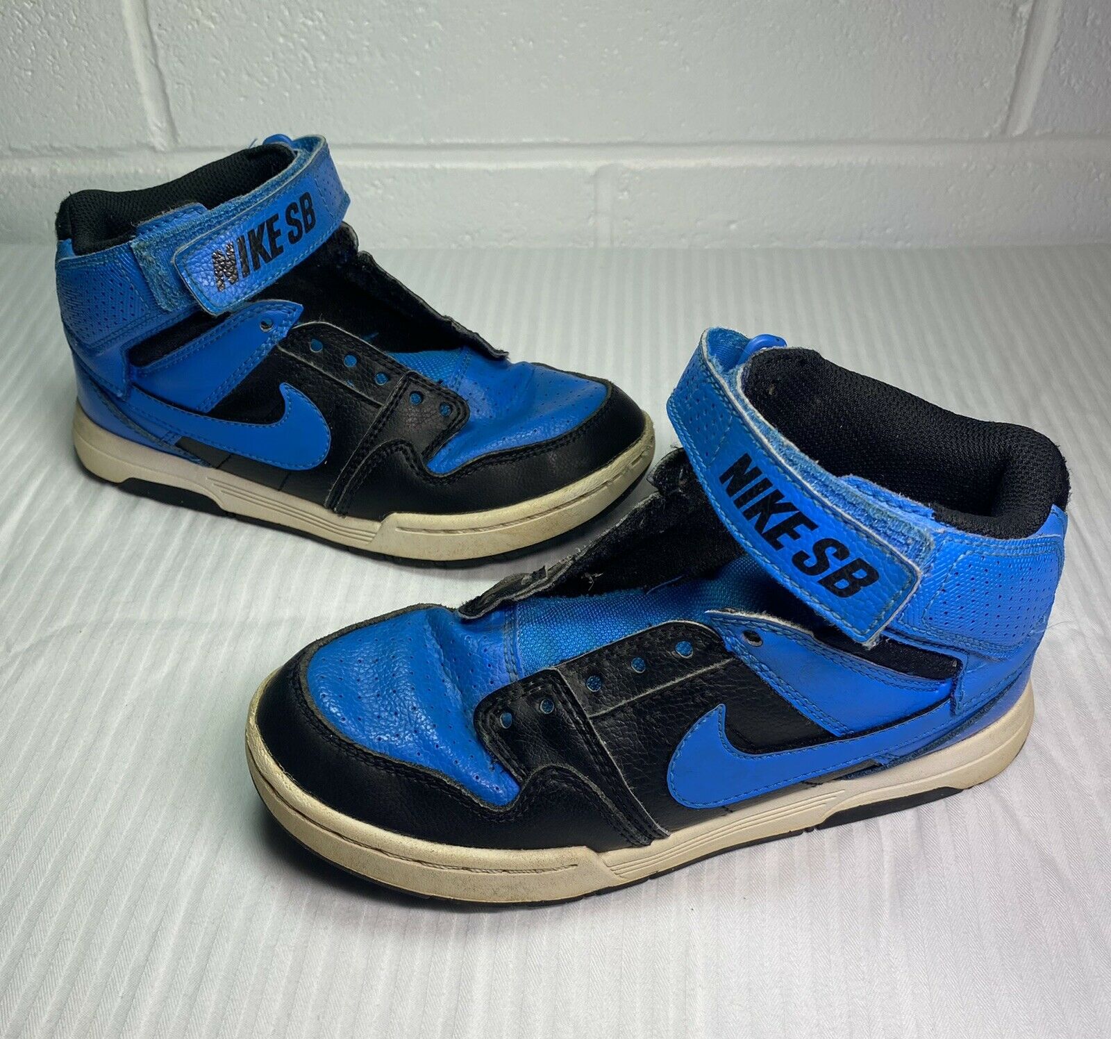 Nike SB Blue High Tops Boys 1Y Youth Shoes/No Laces but Great Shoes.