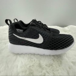 Nike Shoes | Nike Roshe One Flight Athletic Shoes Size 4.5y Nwt | Color: Black/White | Size: 4.5bb