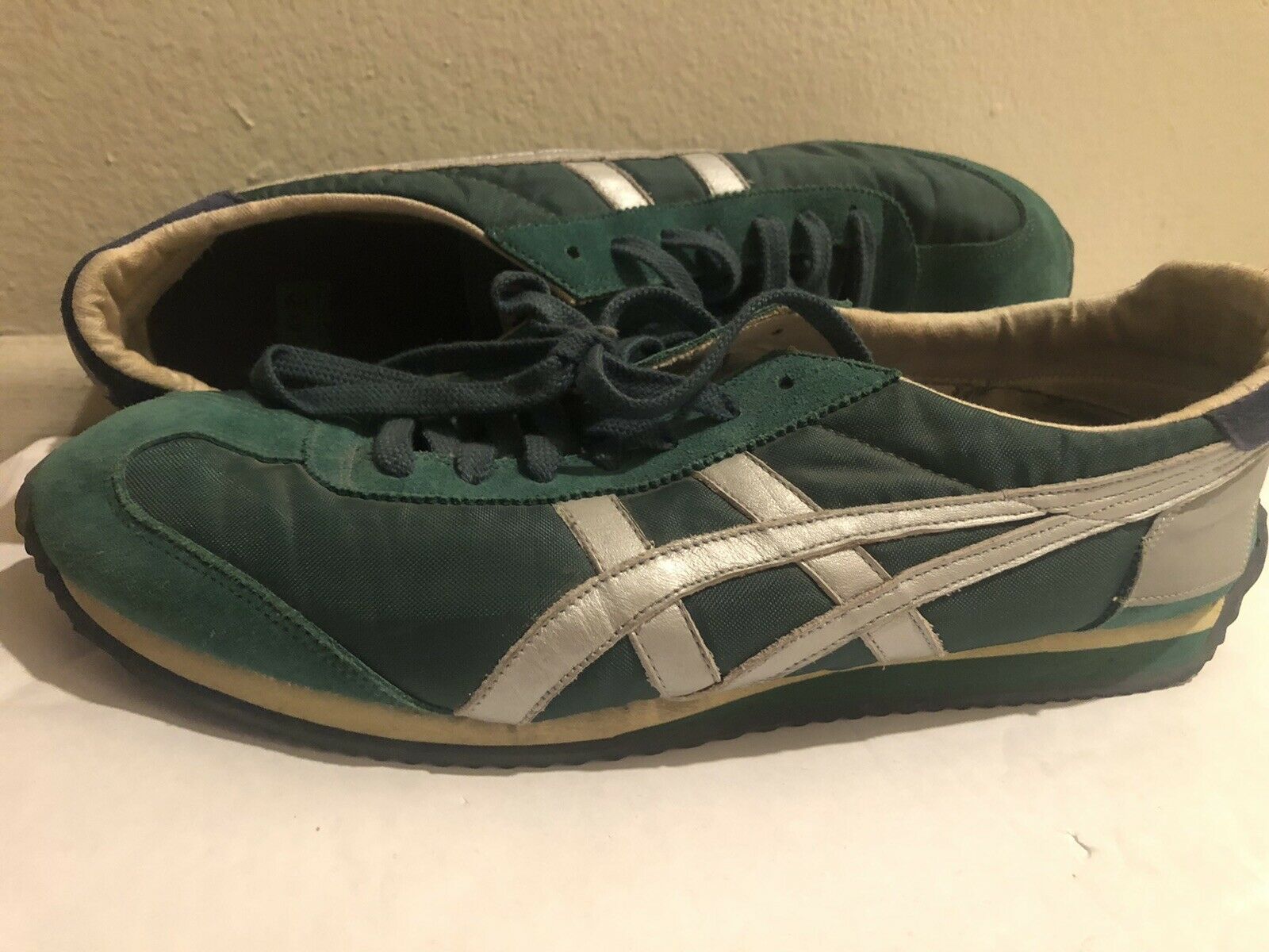 Onitsuka Tiger Men's Size 9.5 Green With Silver Strip Low Lace Up Shoes D110N