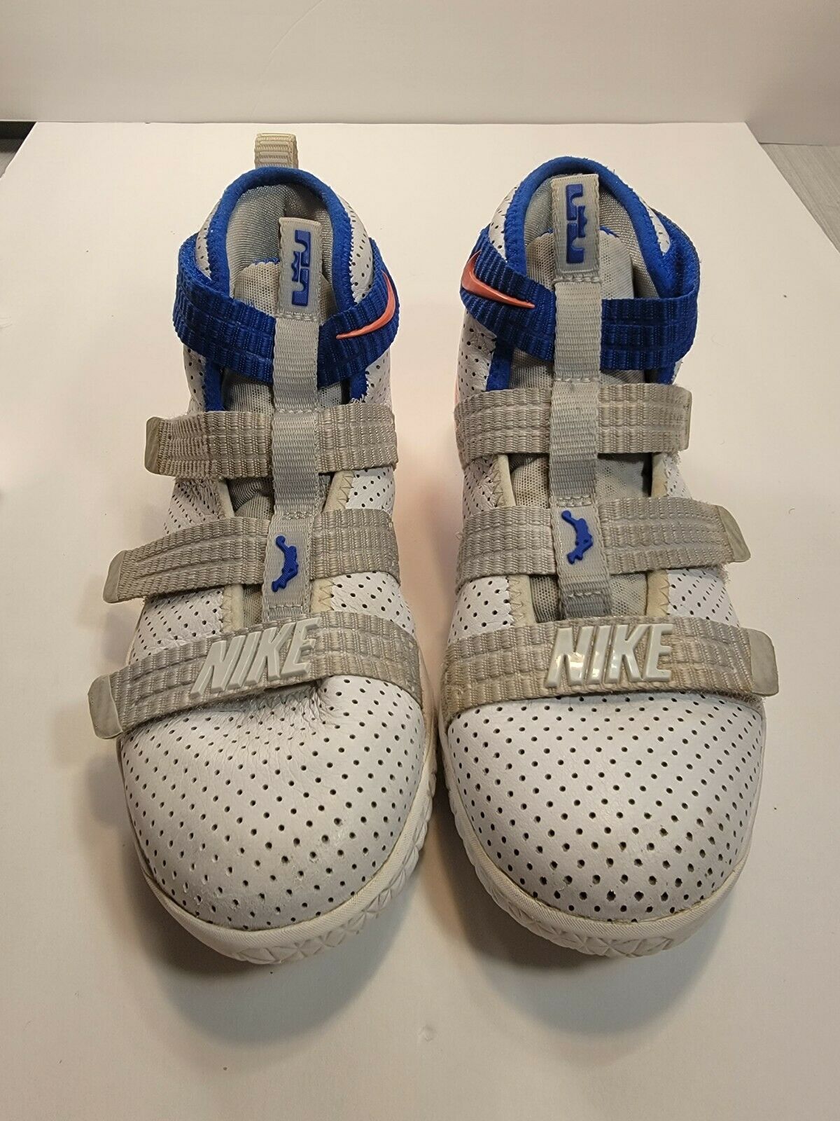 Pre-owned Nike white high tops w/ blue/orange kids tennis/basketball shoes