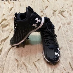 Under Armour Shoes | Euc Boys Under Armour 3y Black And White Football Baseball Shoes | Color: Black/White | Size: 3b