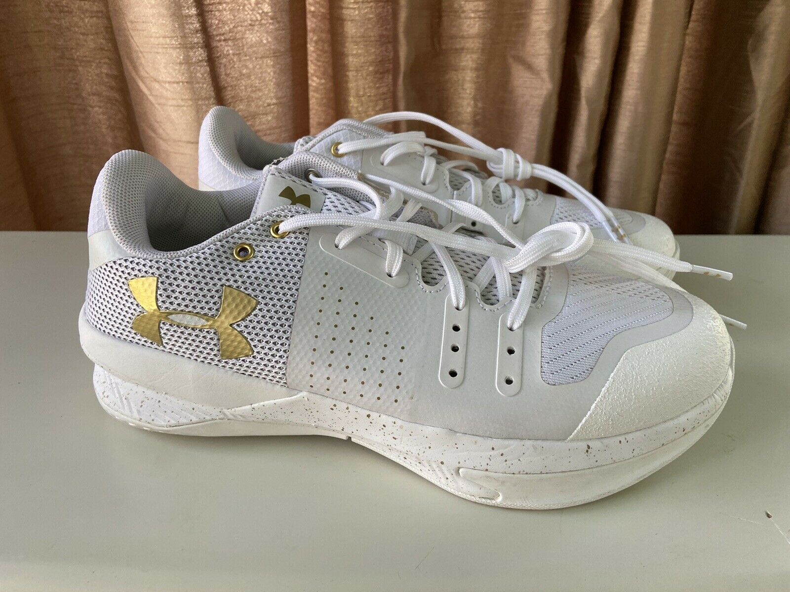 Under Armour Womens White Walking Shoes Size 9 Model 4201611489 NWT