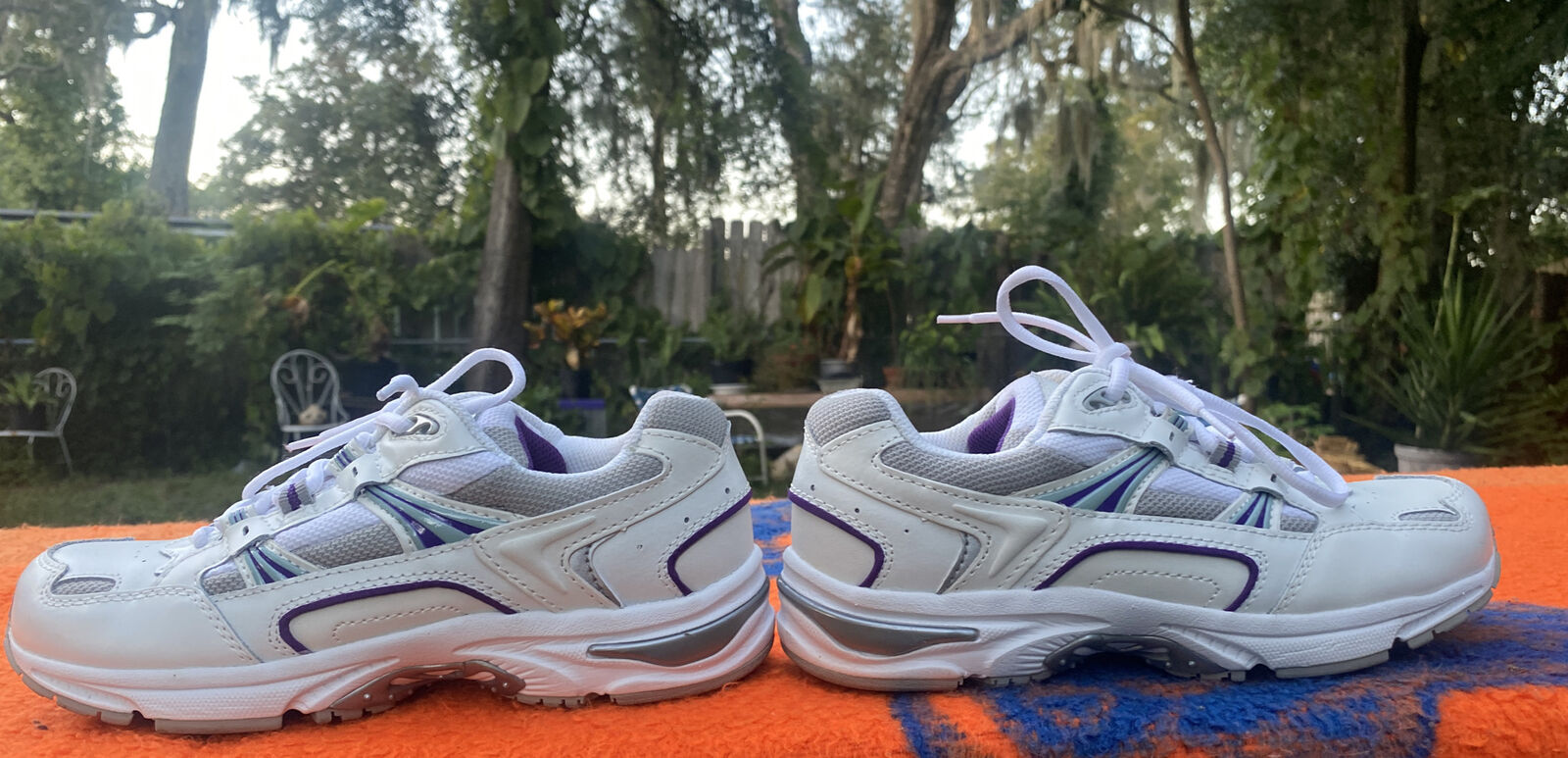 vionic walker womens shoes size 6.5 white/purple
