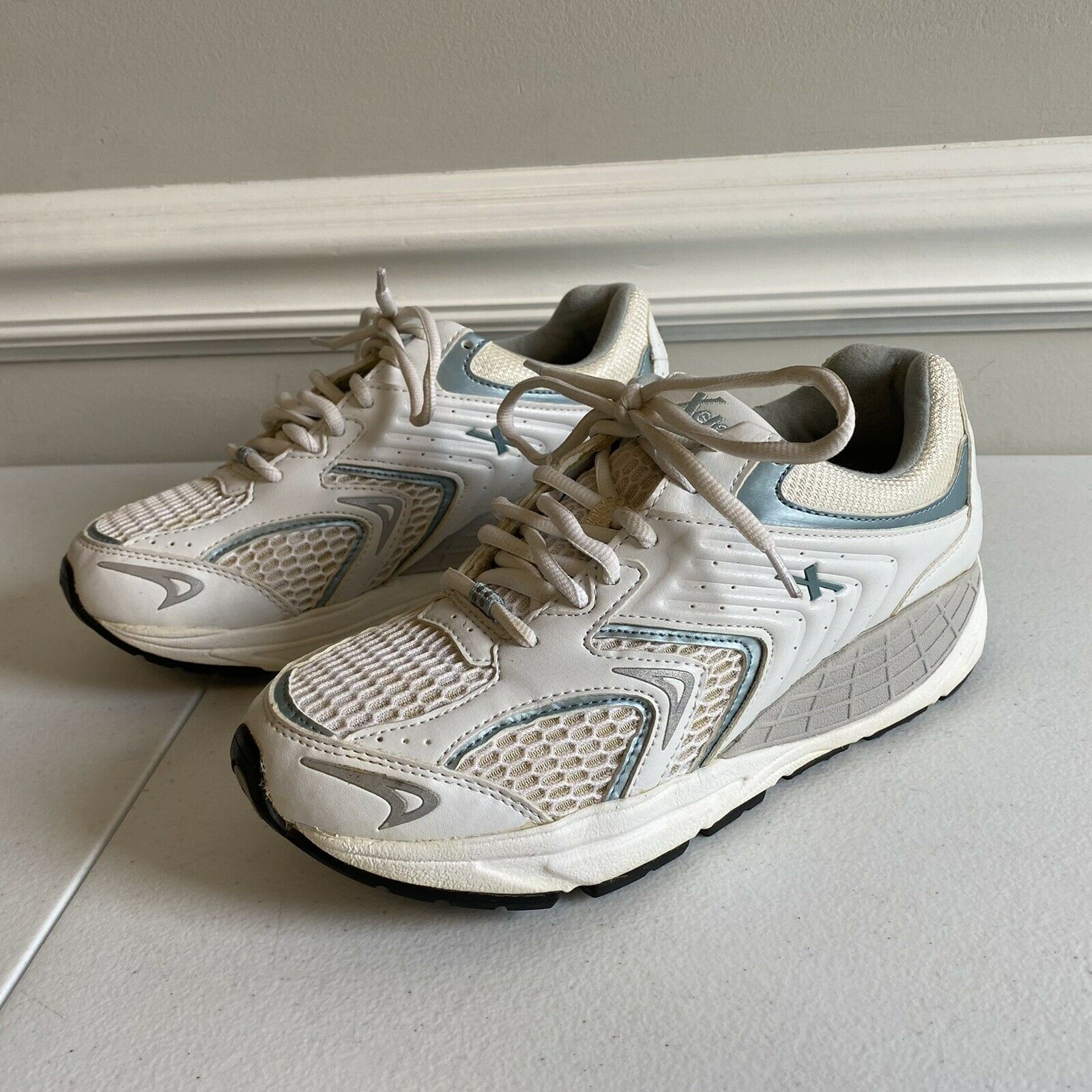 Xelero Women's White Comfort Walking Shoes Sneakers Size 8.5