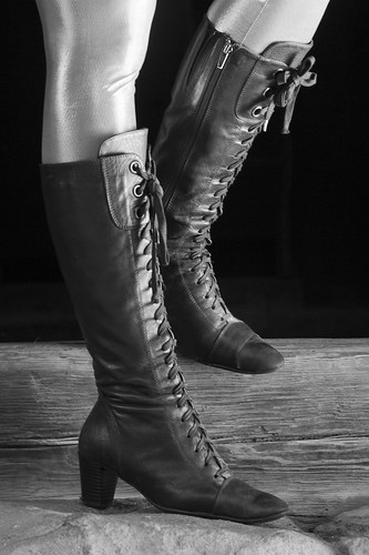 bw white black shoes legs boots laces (Photo: siwiaszczyk on Flickr)