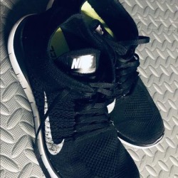 Nike Shoes | *Vintage*Nike Free 4.0 Fly Knit | Color: Black/White | Size: 9.5