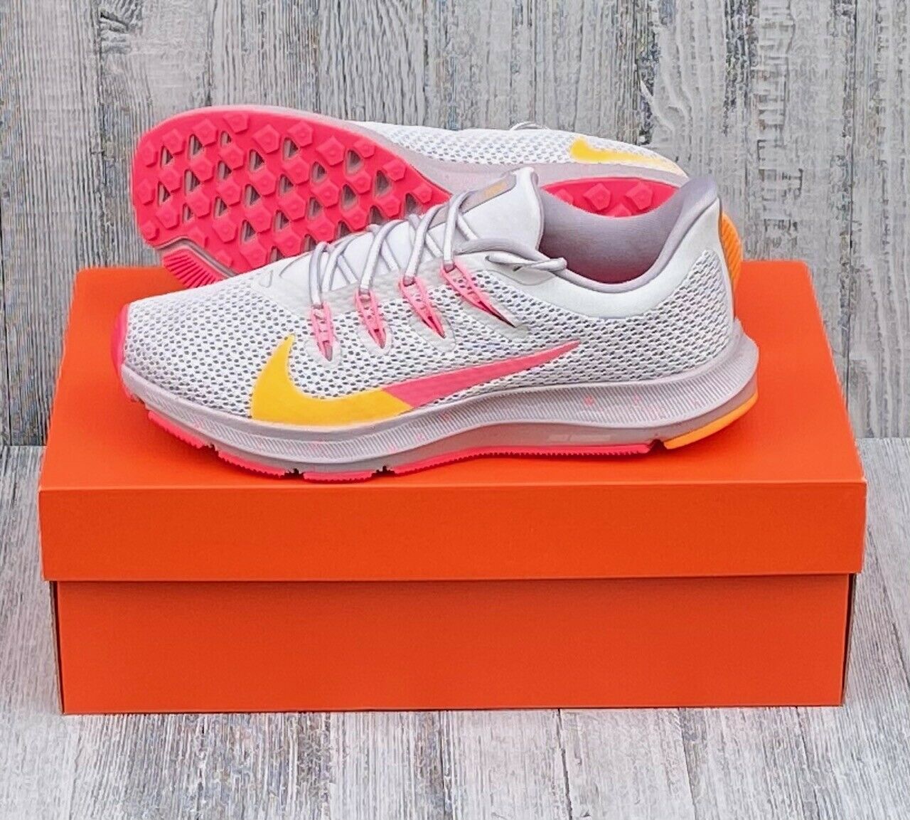 WOMENS NIKE QUEST 2 RUNNING SHOES / SIZE 8.5 / GREY-PINK / NEW